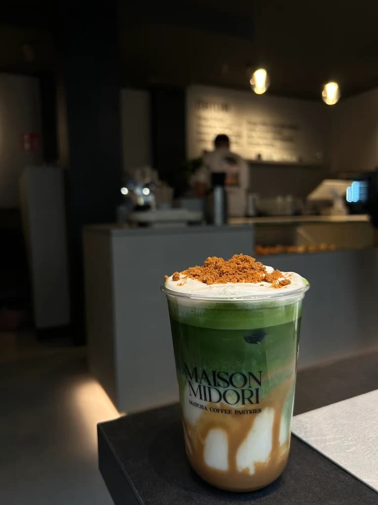 Dirty Matcha mit Toffee-Crumble