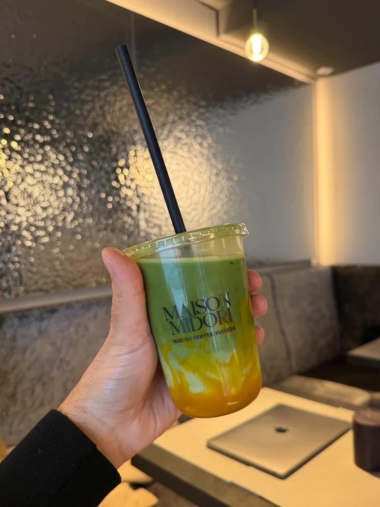 Iced Mango Matcha im Becher