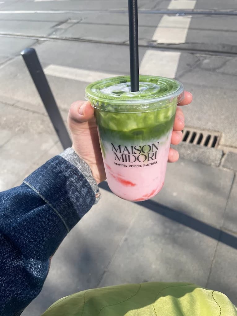 Strawberry Matcha auf der Bonner Straße