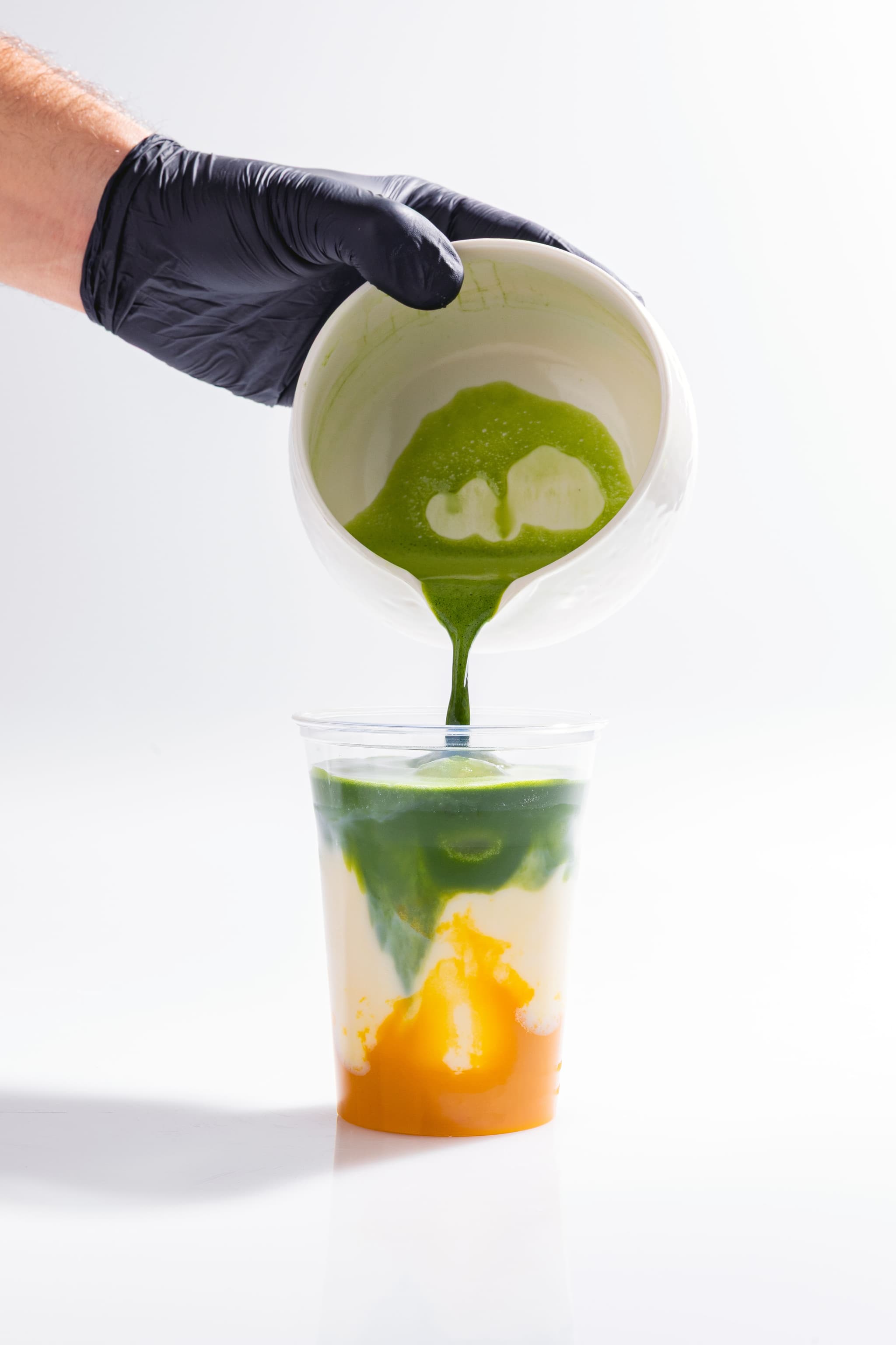 Maison Midori Signature Matcha Latte im gebrandeten Glas